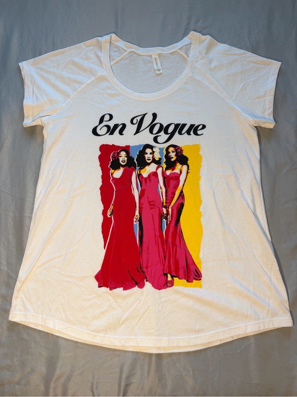 En Vogue Short Sleeve Graphic Tee - White with Red Print